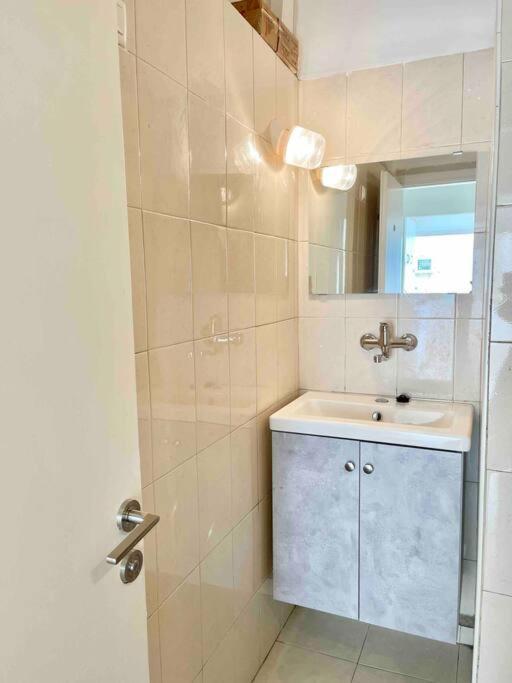 Rambam Beach Apartment Хайфа Екстер'єр фото